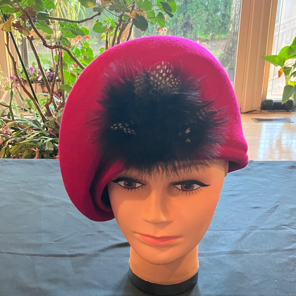 Elegant Fuchsia Beret with Black Fur Feather Accent